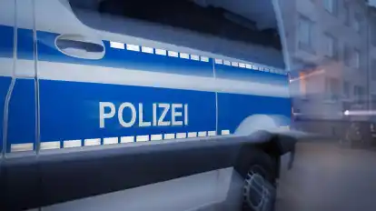 Weit kam der Täter auf seiner Flucht nicht: Die Polizei schnappte ihn noch in Tatortnähe (Symbolbild).