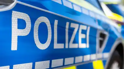 Mit Hubschrauber und Diensthunden suchte die Polizei in Syke die flüchtigen Einbrecher (Symbolbild).