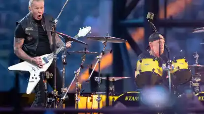 James Hetfield (l), Sänger und Gitarrist, und Lars Ulrich, Schlagzeuger, von der US-Metal-Band Metallica stehen im Münchner Olympiastadion auf der Bühne.