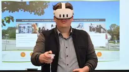 Patrick Jäkel, Leiter des Medienkompetenzzentrums, demonstriert eine der neuen 3 D-Brillen, die als ausleihbarer Klassensatz angeschafft wurden.