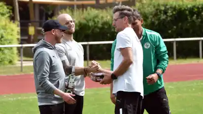 Wurde vor dem letzten Heimspiel verabschiedet: Der langjährige Co-Trainer vom VSK Osterholz-Scharmbeck, Frank Müller.