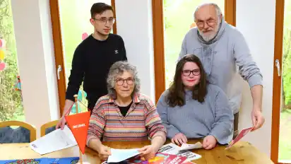 Nikita Ludwig (von hinten links), Peter Faßbinder, Maria Babic und Anna-Lena Marks im Gespräch: Bei der Linken im Kreis Diepholz soll künftig die junge Generation übernehmen.