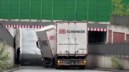 Ein LKW ist in Bremen-Oberneuland gegen eine Eisenbahnunterführung gekracht.