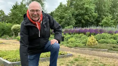 Jürgen Ballhausen zeigt, wo auf dem Borgfelder Friedhof der Gedenkort für Sternenkinder entstehen soll. Der 74-Jährige ist 2. Vorsitzender im Kirchenvorstand der evangelischen Kirchengemeinde Borgfeld und Vorsitzender des Friedhofsausschusses.