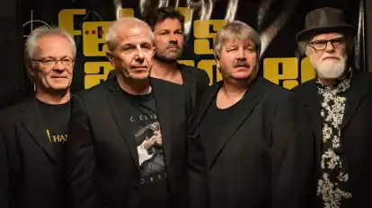 DDie Band Blofeld's Agenten tritt während des Gildefests in Wildeshausen auf: (von links) Kalle Seghorn, Eddy Behrens, Markus Oltmanns, Heiko Siefken und Reinhard Schoon.