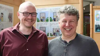 Jannis Stoppe und Rolf Drechsler möchten mit ihren Geschichten zum Nachdenken und einer kritischen Auseinandersetzung mit KI anregen. Im Foyer der BBS sind 37 der fast 400 Noerdman-Comics ausgestellt.