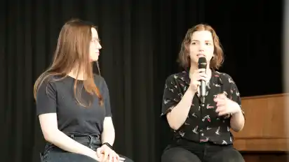 Frauen sind in technischen Berufen immer noch unterrepräsentiert. Informatikstudentin Christina Metzogiannaki-Jost und die wissenschaftliche Mitarbeiterin an der Universität Bremen Caroline Dominik erzählten bei der Ausstellungseröffnung von ihrem Weg in IT-Berufe.