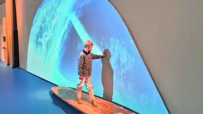 Durchhalten beim Wellen surfen - dann taucht aus dem blauen Nass eine Überraschung aus!