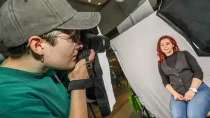 Die Design-Studentin Joe Nickel-Rhone macht im Weserpark kostenlos Bewerbungsfotos von den jungen Bewerbern.