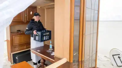 In ihrer Bar, zusammengezimmert aus Schrankwänden, sucht die Künstlerin das Gespräch mit Insulanern und Urlaubsgästen.