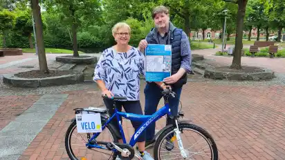 Birgit Credo und Martin Sassenberg von der Leester Werbegemeinschaft präsentieren den Hauptgewinn der diesjährigen Fahrradrallye: ein Jugendbike von der Delme-Fahrradwerkstatt Velo.