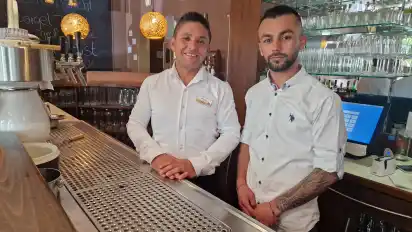Arbeiten als Onkel-Neffe-Gespann im Wüstenlander Hof in Wüsting: Arkan Alias (links) und Kaid Omar wollen den Menschen im Dorf einen Mittelpunkt bieten.