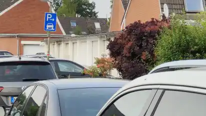 Aufgesetztes Parken ist in der Dr.-Ruckert-Straße in Lilienthal ausdrücklich erlaubt. Es läuft ein einjähriger Test.