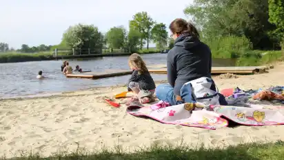 Der Hammestrand in Worpswede ist einer von vielen schönen Ausflugszielen in der Teufelsmoorregion, die im Sommer bei Familien besonders beliebt sind.