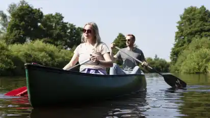 Kanufahren bietet einen Ausgleich zum Alltag. Die ruhige Bewegung auf dem Wasser wirkt entspannend und gleichzeitig angenehm anregend.