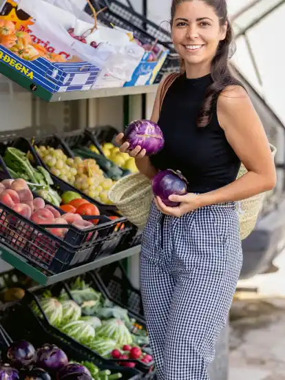 Serena Loddo auf einem Markt in Italien.