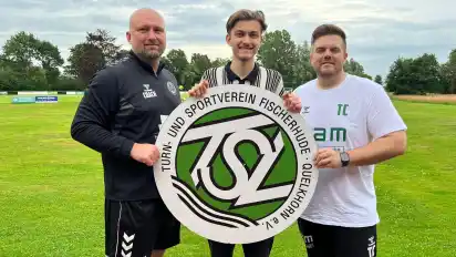 Silas Gotthardt (Mitte) spielt wieder für den TSV Fischerhude-Quelkhorn. Sehr zur Freude von Trainer Vitalij Kalteis (links) und Teammanager Thomas Cordes.