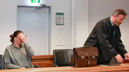 Mindestens zehnmal soll die Angeklagte bei der Auseinandersetzung innerhalb einer Großfamilie mit einer scharfen Waffe in die Luft geschossen haben.