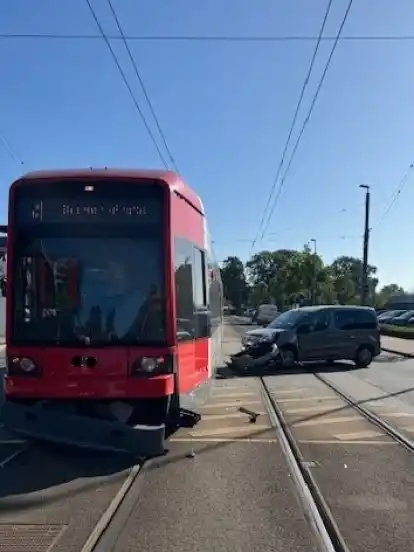 Ein Autofahrer hat Lilienthal die Straßenbahn übersehen. Es kam zum Zusammenstoß.
