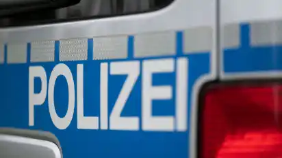 Die Polizei sperrte den Einmündungsbereich für mehrere Stunden.