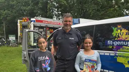 Das Polizeiauto war beeindruckend, und Polizist René Lübben nett, fanden Linda und Iliana.