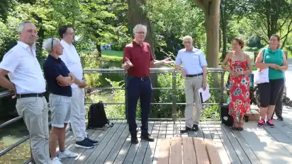 Beiratsmitglied Bernd Siegel (Mitte) spricht bei der Eröffnung über die Entstehungsgeschichte des Platzes.
