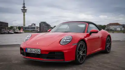 Wer jetzt reflexartig den Begriff Ikone bemüht: Ja, der liegt beim Porsche 911 Carrera Cabrio ganz sicher nicht falsch. Denn genauso geht Sportwagenbau in Deutschland gestern wie heute. Und vielleicht auch morgen.