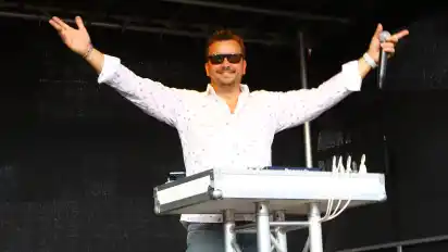 DJ Roland Kloos heizte zum Auftakt ein.