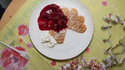 Waffeln mit heißen Kirschen und Sahne gibt es am 9. Juli im Begegnungszentrum Grambke.