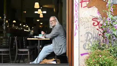 Manfred Brocki sitzt im Litfass am liebsten am Fenster.
