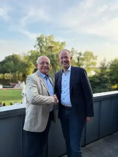 Amtswechsel beim Lions Club Osterholz: Tönjes Itgen (links) gibt die Präsidentschaft an Jan Mackenberg weiter. 