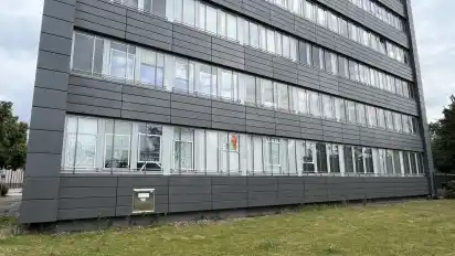 Das Behördengebäude in der Großen Sortilienstraße, in der das Karrierezentrum der Bundeswehr und der Zoll untergebracht sind, ist weiterhin beschädigt.