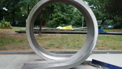 Durchblick braucht es, will man den Ball beim Minigolf einlochen.