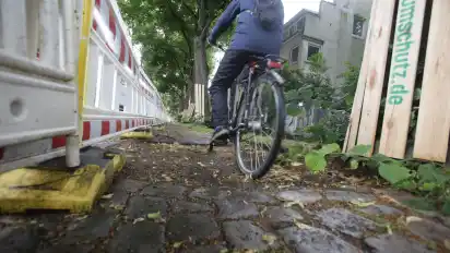 Das Fahren auf dem Radweg an der Erlenstraße ist derzeit mit viel Geholper verbunden.