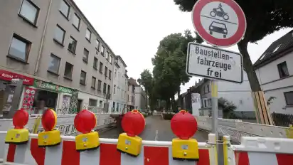 Die Erlenstraße ist momentan auf einem Teilstück für Autos komplett gesperrt, Fahrrad- und Fußverkehr kann die Straße weiterhin nutzen.
