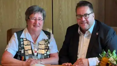 Petra Lübben trägt sich auf Einladung von Bürgermeister Frank Seidel ins Goldene Buch der Gemeinde Weyhe ein.