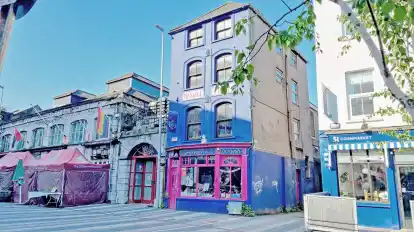 In Cork finden sich wie hier am Corn Market viele kleine Geschäfte von Produzenten und Restaurants. 