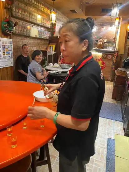 Frau Wong ist ein Taiwanisches Ritual und schenkt gern zwischendurch einen Whisky aus.