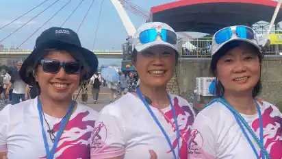 Sue, Angie und Cherry (von links) gehören zur Ü-50-Nationalmannschaft im Drachenbootrennen.