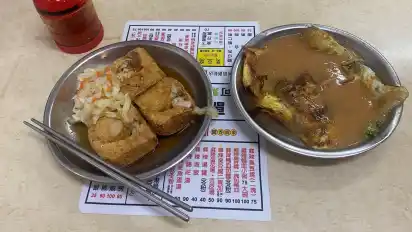 Es ist eine Spezialität in Taiwan, aber eine Herausforderung für Gaumen und Nase: der Stinky Tofu (links).
