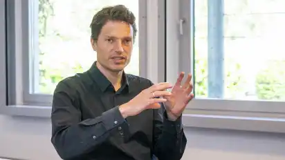 Arbeitsmarktforscher Enzo Weber beim Gespräch mit Wirtschaftsredakteur Florian Schwiegershausen.