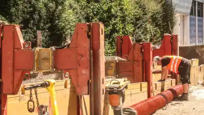 Baustelle Weserstrandstraße: Erst war sie wegen Kanalarbeiten halb gesperrt, inzwischen ist sie es ganz, zumindest auf 100 Metern.
