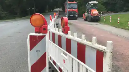Absperrzäune für die Fahrbahnsanierung: Die Wilhelmshavener Straße in Farge wird neu gemacht.