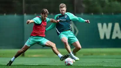 Olivier Deman, links, in der Abwehr gegen Mitchell Weiser.