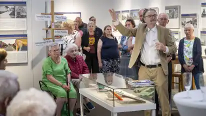 Ralf Weber (Dritter von rechts) eröffnete die Ausstellung und führte die Besucher in das Thema ein.