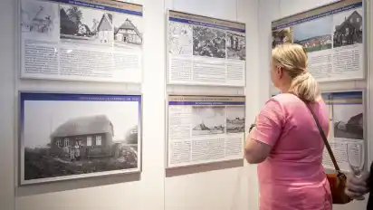 Mit sichtlichem Interesse widmeten sich die Vernissage-Besucher den Stellwänden in der Ausstellung.