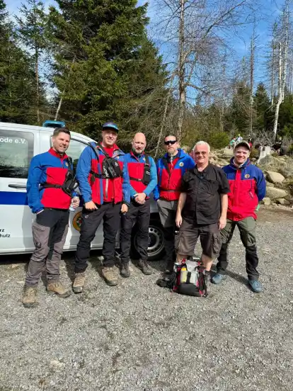 Im Reigen seiner Retter: Ralph Grotelüschen aus Syke (Zweiter von rechts) ist inzwischen ein guter Freund der Bergwacht im Harz.