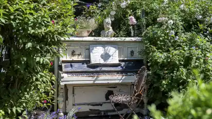 Zu den Besonderheiten im ”Zaubergarten” zählt ein ausrangiertes Klavier. Es wird jedes Jahr neu gestrichen.
