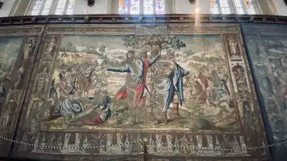 Wandteppiche aus der Zeit Heinrich VIII. in der Großen Halle. Sie dienten dazu Reichtum und Macht des Königs zu demonstrieren.