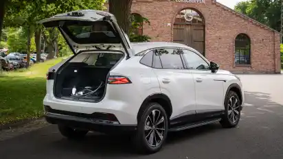 Ein mittelgroßes SUV, das trotz des reichweitenstarken Akkus noch genügend Kofferraumvolumen lässt: Das kann man machen. Was den MG besonders macht, ist unter anderem sein Einstandspreis von 39.990 Euro.